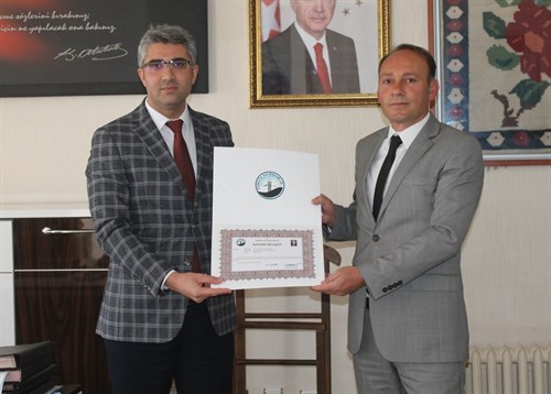 İlçemiz Şenkaya Borsa İstanbul 75.Yıl Yatılı Bölge Ortaokulu Müdürü İhsan ERKMEN’e Kaymakam ÇALIŞIR tarafından başarı belgesi verildi