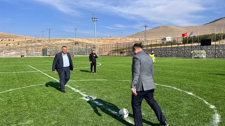 Kaymakamımız Sayın Abdullah Kurt,100. Yıl Halı Saha Futbol Turnuvası açılış maçında başlama vuruşunu gerçekleştirdiler.